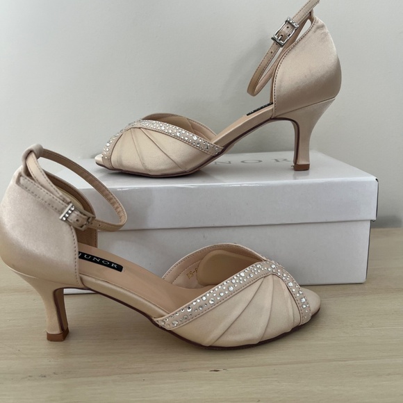 Erijunor women's dress shoe size 6 champagne color - Picture 2 of 3